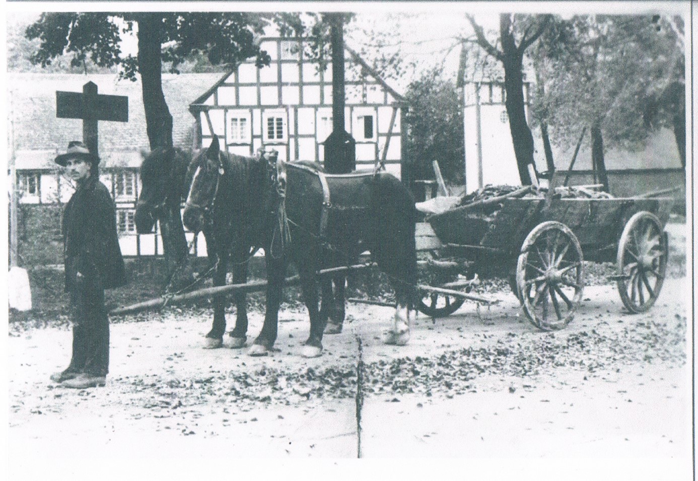 Ausschachtungsarbeiten zum Haus Lauber. Baustellenschild: Anton Tigges, Oberkirchen